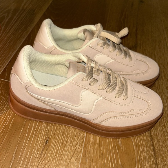 Stylish Cream Sneakers with Tan Soles - Picture 3 of 7